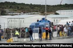 Havaalanında protestocu işçileri kordona alan jandarma (15 Eylül, 2018 - DHA)