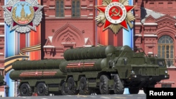 Moskova'da geçit törenine katılan S-400 seyyar rampaları